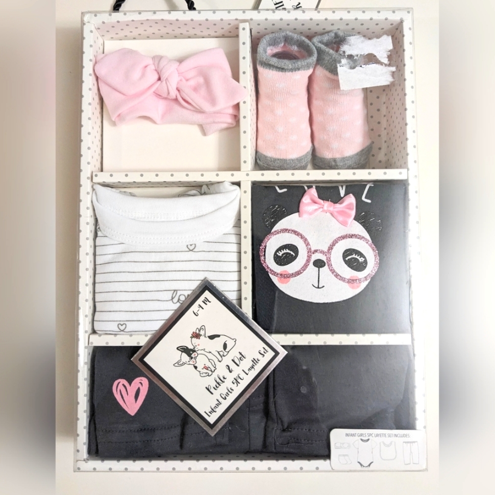 PICKLE & DOT, Infant Girls 5 piece Layette Set. 6-9 Months.